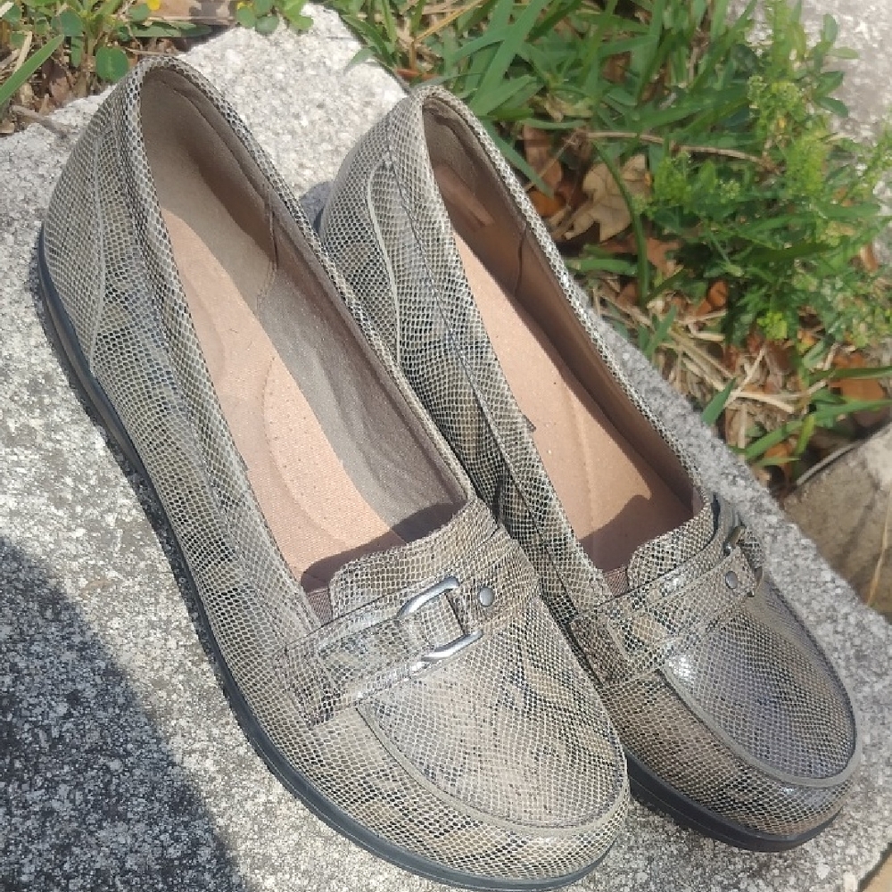 Clark's Cushion Loafers Size 9 Taupe
